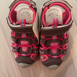 NEW Apakowa toddler sandals. Purple with pink flower details.